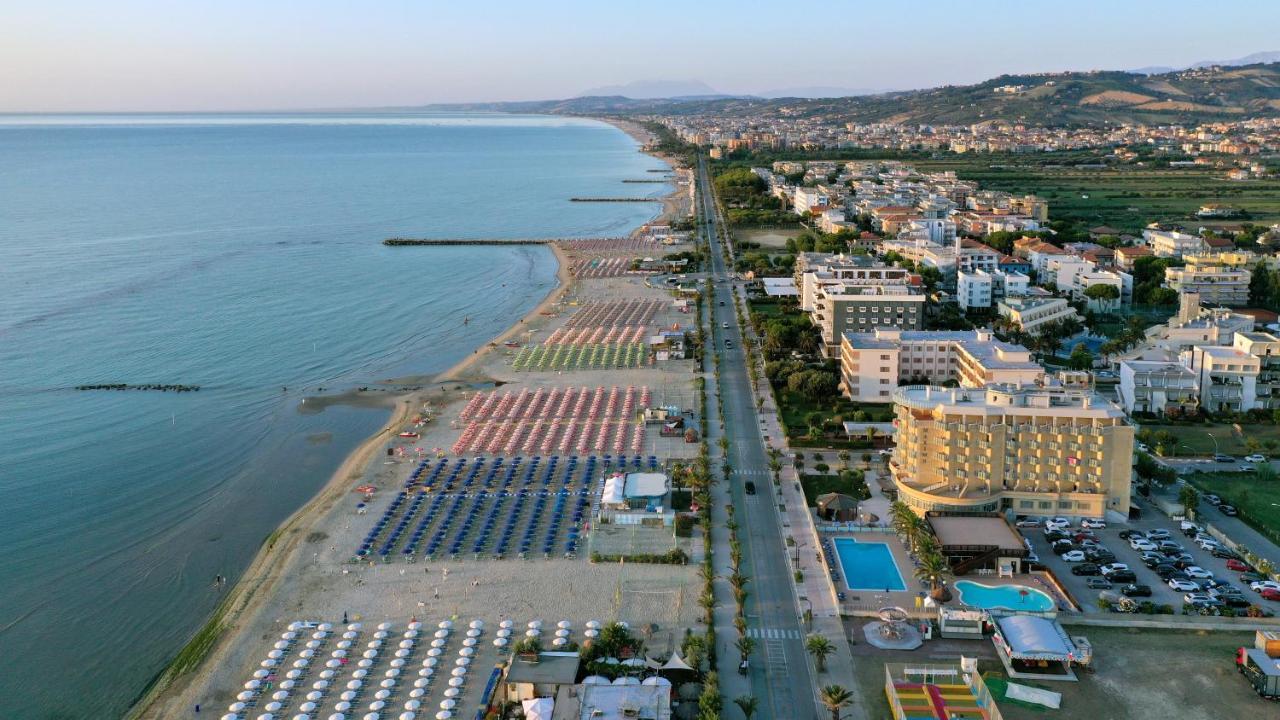 Hotel Maxim'S Martinsicuro Esterno foto