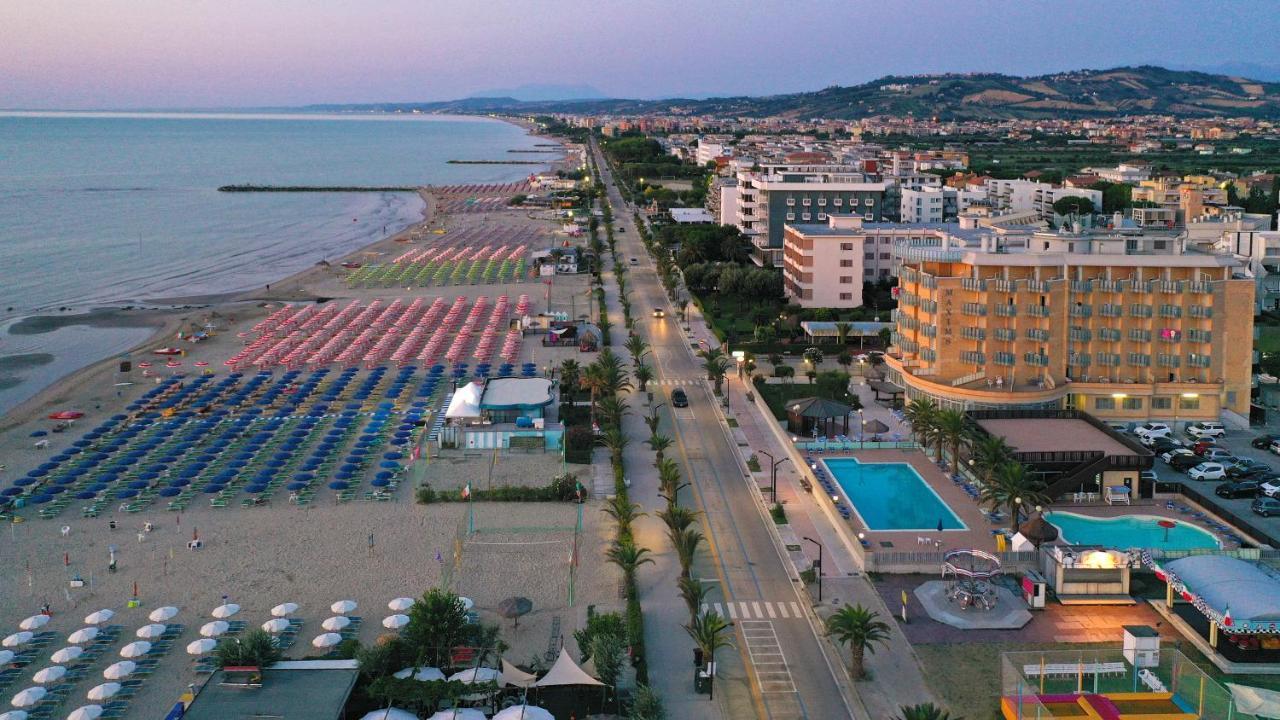 Hotel Maxim'S Martinsicuro Esterno foto