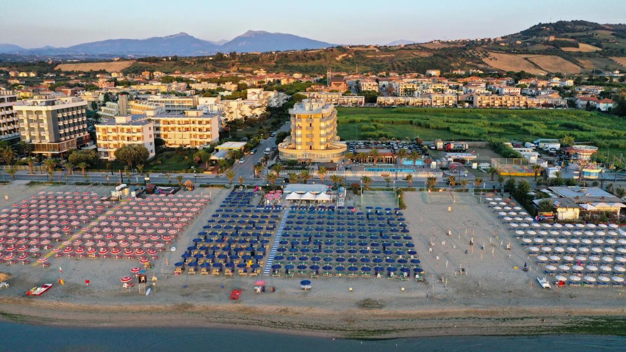 Hotel Maxim'S Martinsicuro Esterno foto