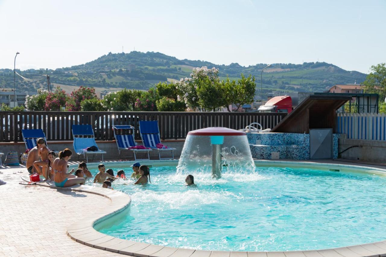 Hotel Maxim'S Martinsicuro Esterno foto