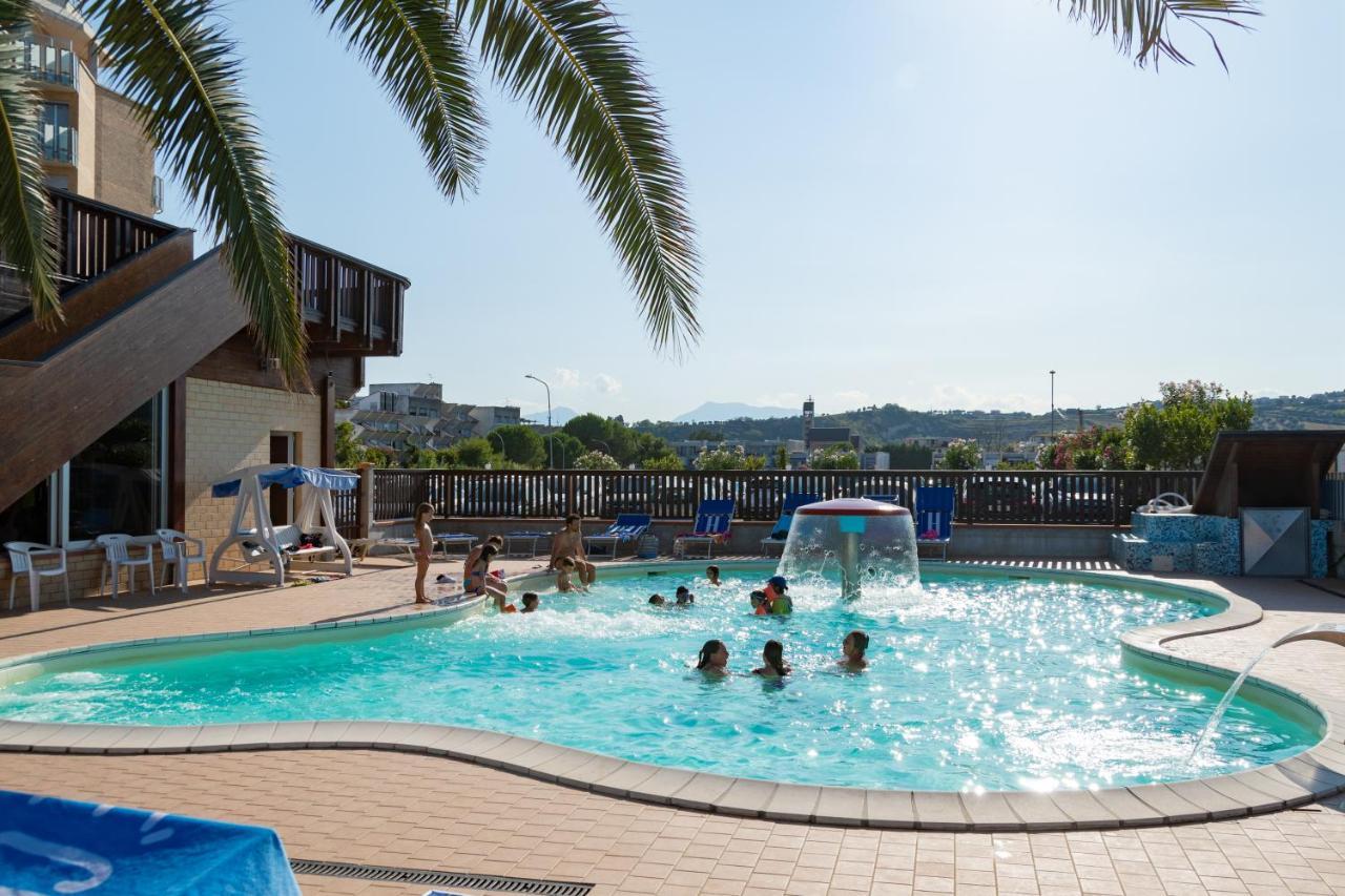 Hotel Maxim'S Martinsicuro Esterno foto