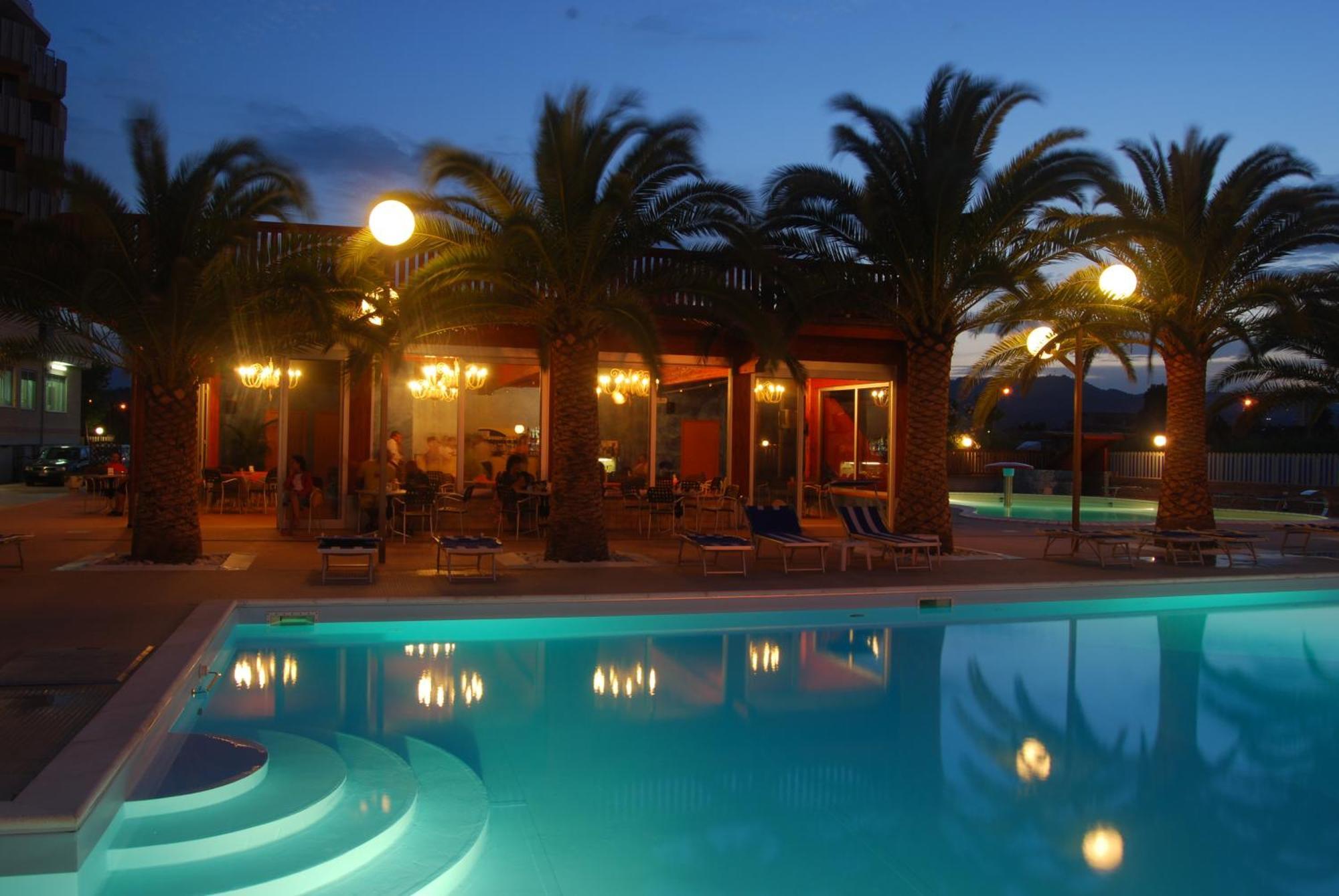 Hotel Maxim'S Martinsicuro Esterno foto