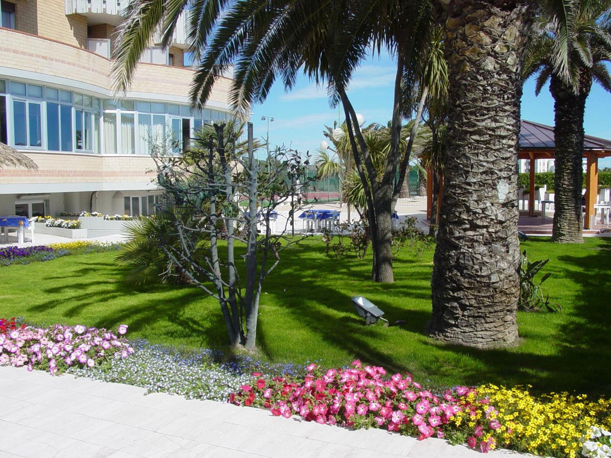 Hotel Maxim'S Martinsicuro Esterno foto